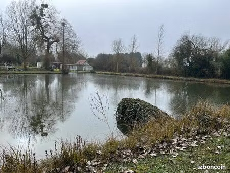 étang avec maison