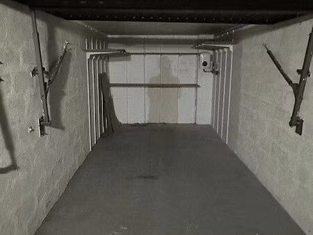 box fermé 14 m² – paris 14e didot - avec recharge électrique et rangements