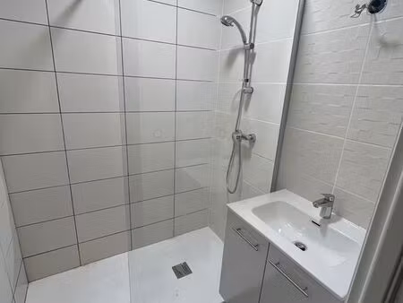 appartement environ 60m²  deux chambres balcon  place de parking sur châteauguay