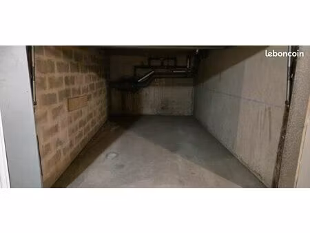 rare : box sécurisé - parking à croissy sur seine  au pied de la british school