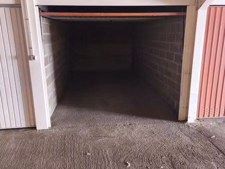 garage / box fermé 13 m² – à côté de la gare de mâcon-ville
