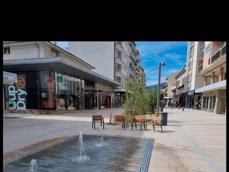 t4 traversant de 80 m² – hyper centre annemasse – rue piétonne – future ligne tram 17