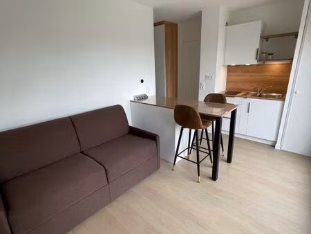 appartement meublé neuf 22 m² avec terrasse et 2 parkings – première location – 700 cc