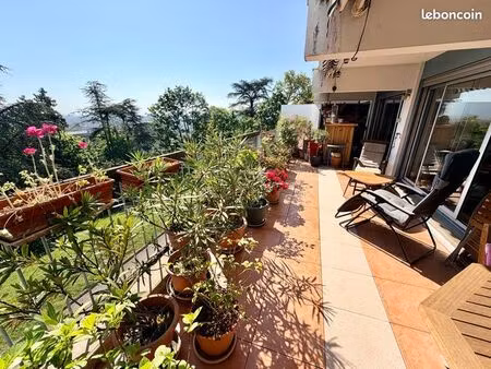 magnifique t3 75m2 récemment rénové -terrasse panoramique 25m2 vue lyon - parking privatif