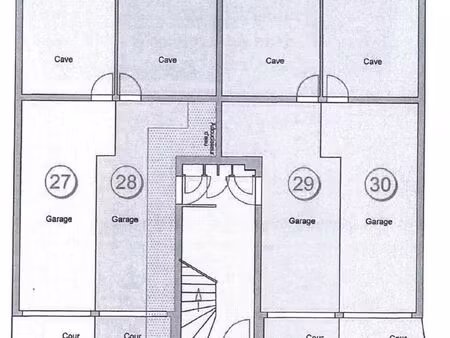 garage fermé 21 m² + cave équipée de 11 m² avec eau et électricité
