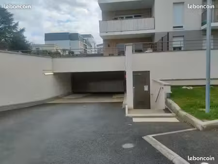 plusieurs boxes à louer – parking / stockage sécurisé par caméras – champs-sur-marne – spé