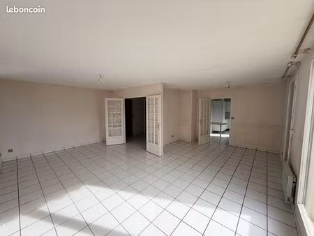 t3 lumineux de 83 m² – dernier étage avec ascenseur – balcon – parking – cave