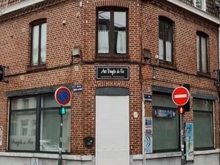 local de commerce- 69 m2 - angle de rue - 4 grandes vitrines - fort passage