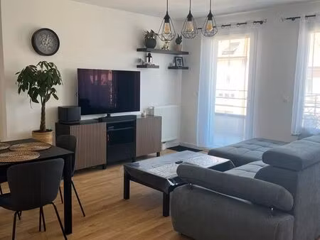 appartement t2 de 52 m² avec balcon  ascenseur et 2 places de parking – hyper centre de cl