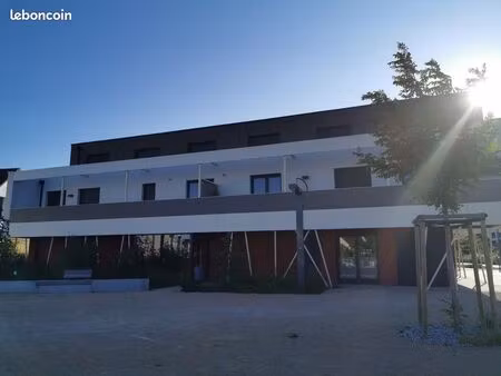 grand f2 / grand balcon/ parking privé