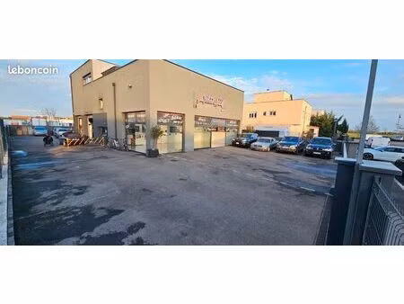 local commercial avec vitrine auto moto