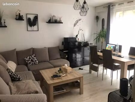 f2 de 53 m² – appartement au rez-de-chaussée avec terrasse et jardinet + 2 parkings - sain
