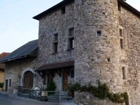 habitation dans une maison forte du xvème siècle