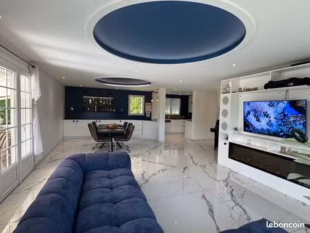 magnifique villa familiale avec piscine chauffée dans le très recherché secteur des hauts 
