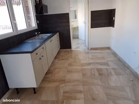 corbie gare f1 en rdc dans cour fermée