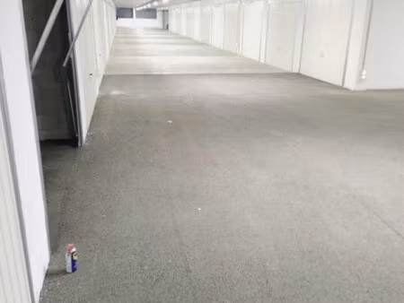 garage box fermé 150 charges comprises