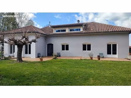 maison avec parc arboré et clôturé de 11156 m²