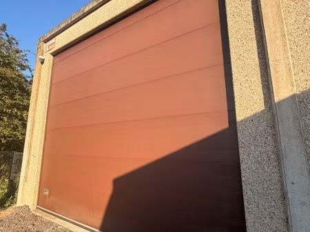 local / bâtiment de stockage à louer – 90 m² sécurisé avec grand accès