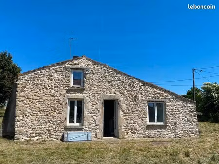 petite maison en pierre