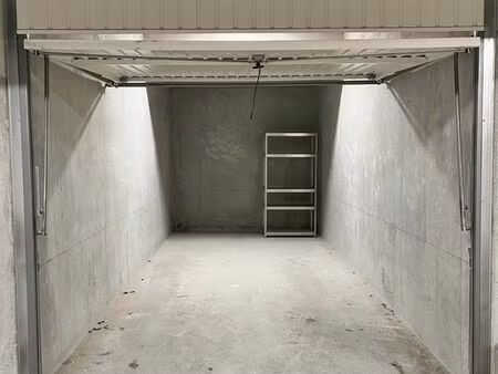box garage fermé 16 5 m² - ferney-voltaire  face futur tram 13