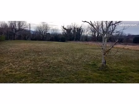castres  terrain plat et viabilisé  au calme de 1500 m²