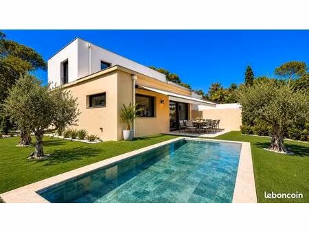 villa mitoyenne cœur boulouris 10min à pied du centre commercial et plage