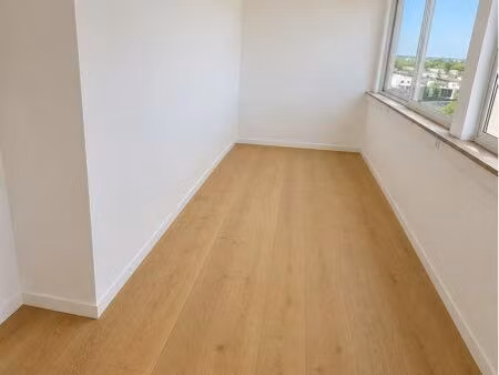 local commercial 19m2 six fours