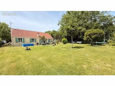 maison de plain-pied de 6 pièces sur 1 900 m² de terrain clos et arboré