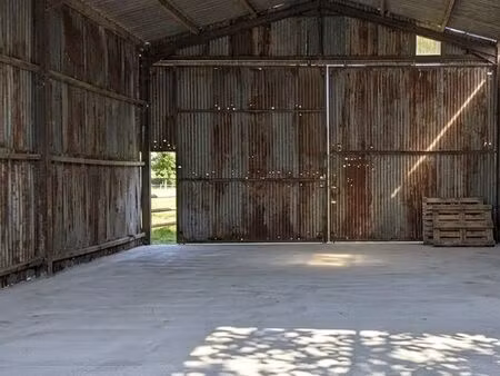 hangar 200m²