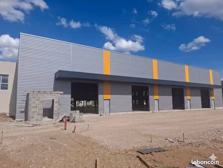 local commercial 1 900 m²