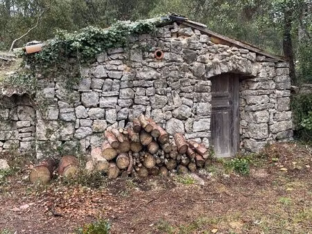 cabanon en pierre sur terrain zone naturelle