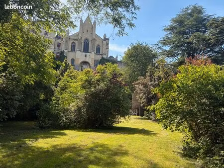 propriété en bord de rivière avec grand jardin au pied du chateau