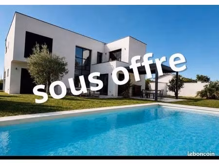 maison contemporaine 234 m² dont 64 m² d'annexe  garage 39 m² et piscine sur terrain 816 m