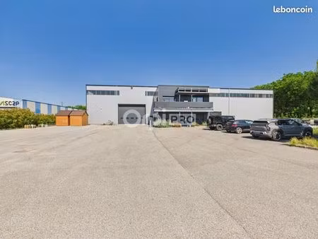 local d'activité 1 360 m²
