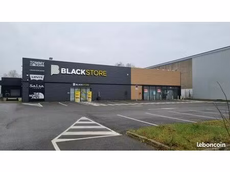 local commercial 1 500 m²