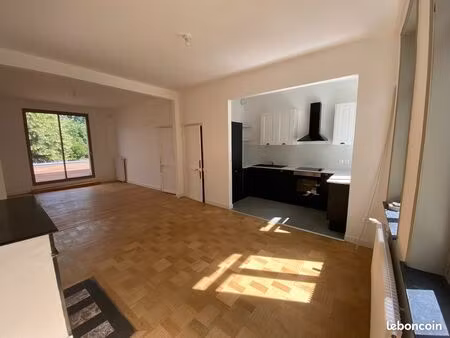 grand duplex avec terrasse 50m2  comme une maison  3 chambres  à 5 min de la gare d'arras