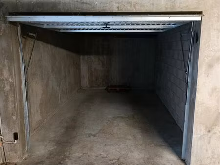 garage/ box