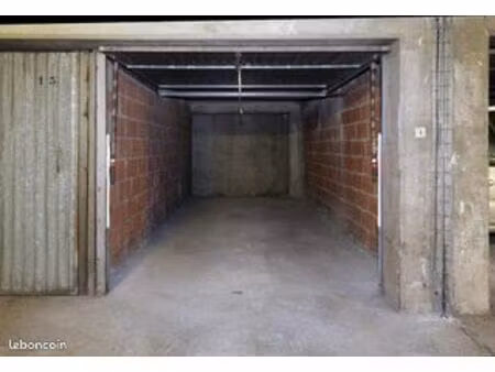 garage box fermé avec borne recharge électrique