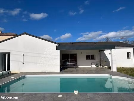 maison récente de plain-pied avec piscine  climatisation et garage