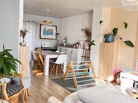 maison lumineuse avec jardin  terrasse et 3 chambres