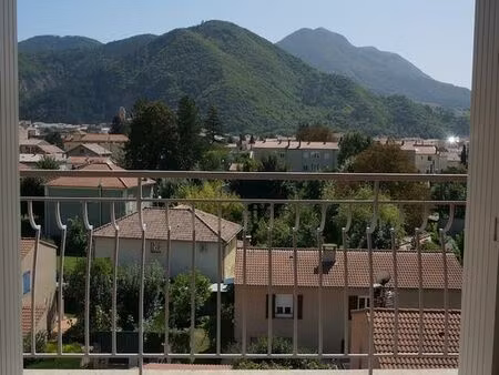 t4 lumineux  vue dégagée  près du lycée