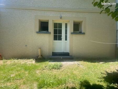 studio avec petit jardin ombragé