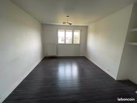 location appartement 3 pièces 52 m² à vaulx-en-velin