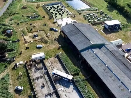 site professionnel 1890m² sur 3 5ha avec logement – énorme potentiel