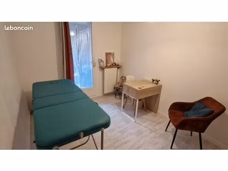 pièce au sein d'un cabinet de thérapeutes