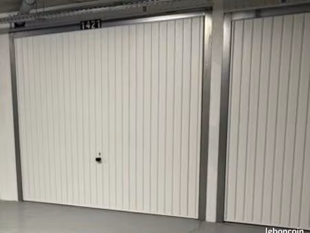 box fermé / parking à bron