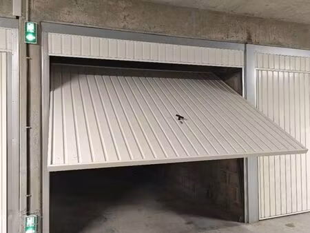 garage fermé à louer – perrache / place des archives – lyon 2e