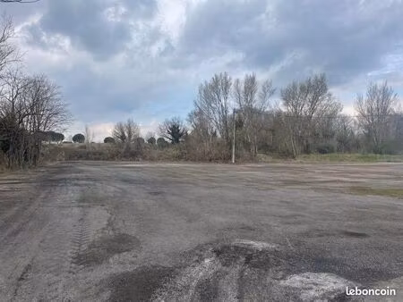 location terrain / parking