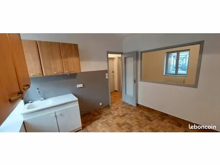 oullins  rue du bac  t1 25 m² à 300 m du métro