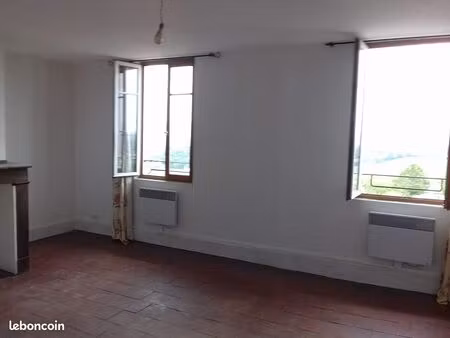 loue t3 ensoleillé avec belle vue sur les pyrénées